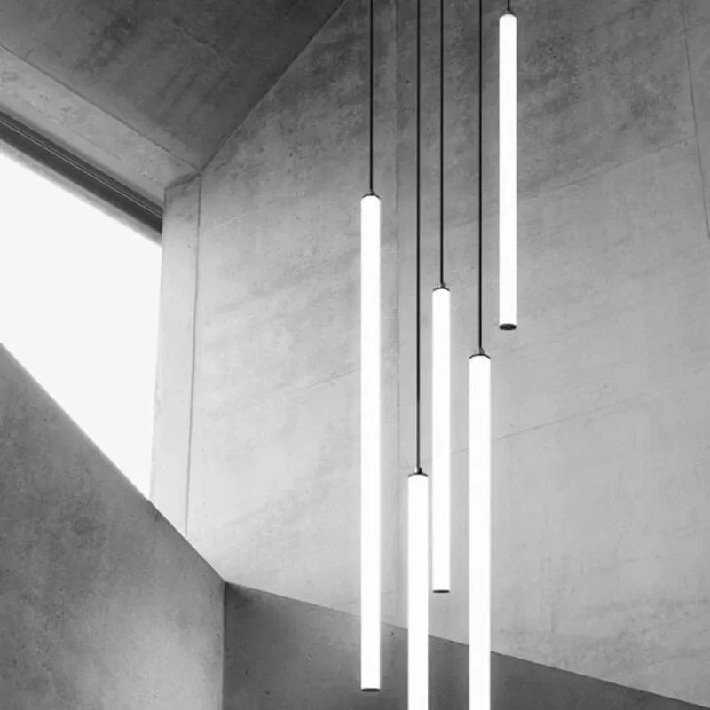 Moderne kroonluchter die grote ruimtes verlicht.