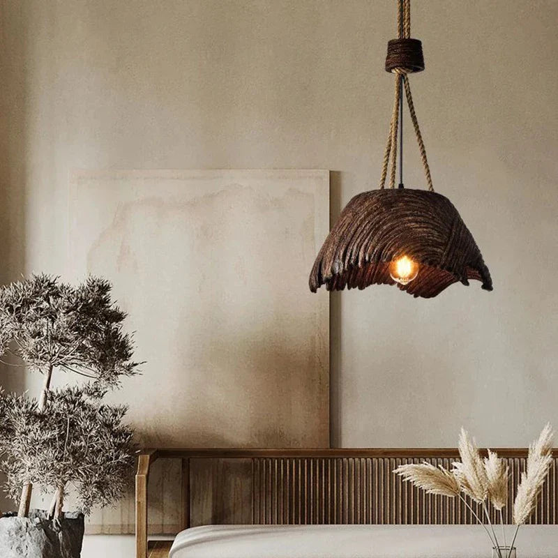 noordse wabi sabi kroonluchter met houtimitatie en vreemde vormen voor huisdecoratie