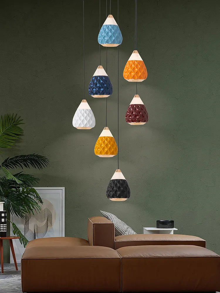 creatieve kroonluchter met dennenappels voor moderne decoratie