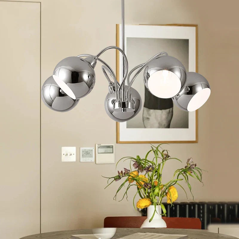 Elegante noordelijke kroonluchter met verlichte bollen