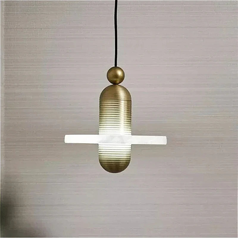 kroonluchter van marmer en metaal voor elegante Scandinavische decoratie