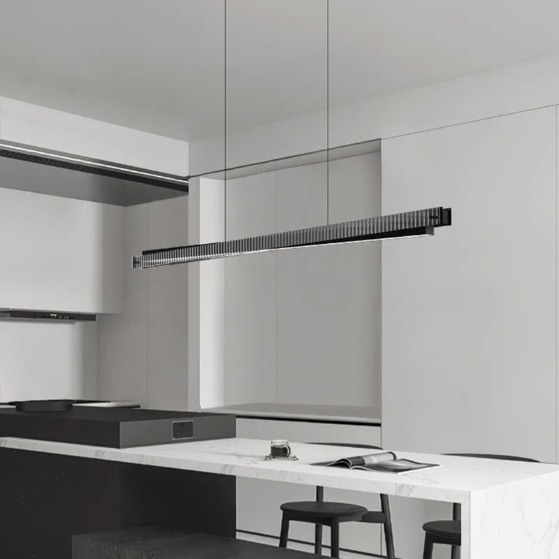 Design kroonluchter van aluminium en glas in balkvorm