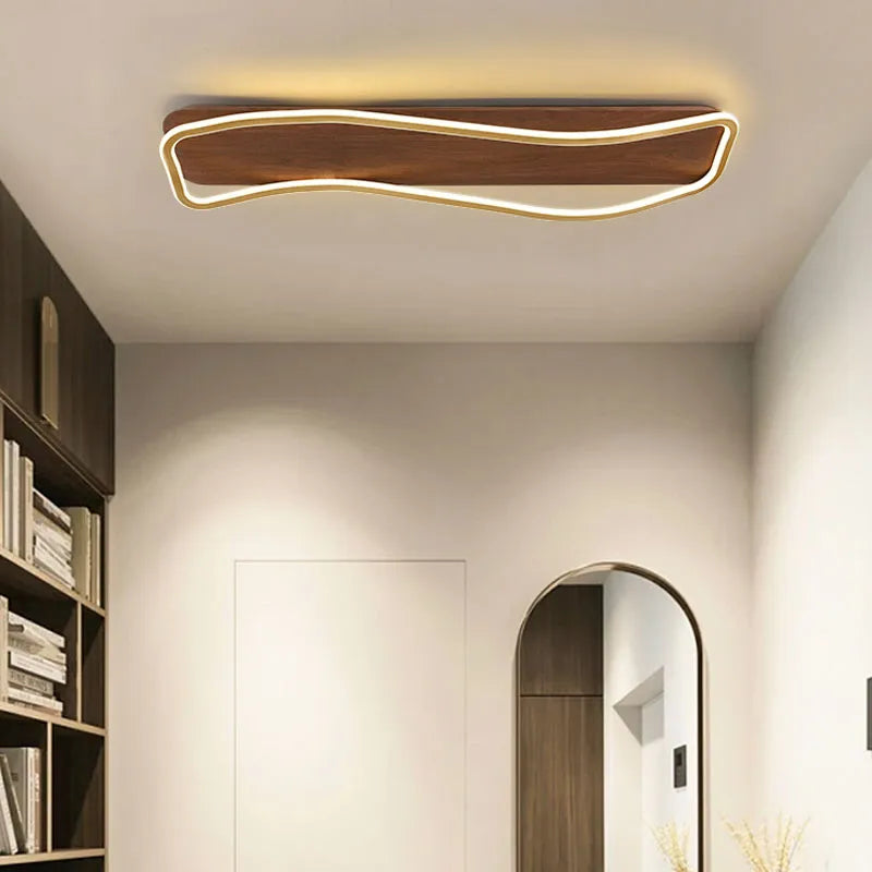 Moderne houten verlichte gang