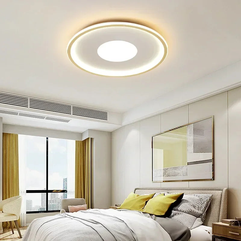 Moderne kroonluchter verlicht designruimte.