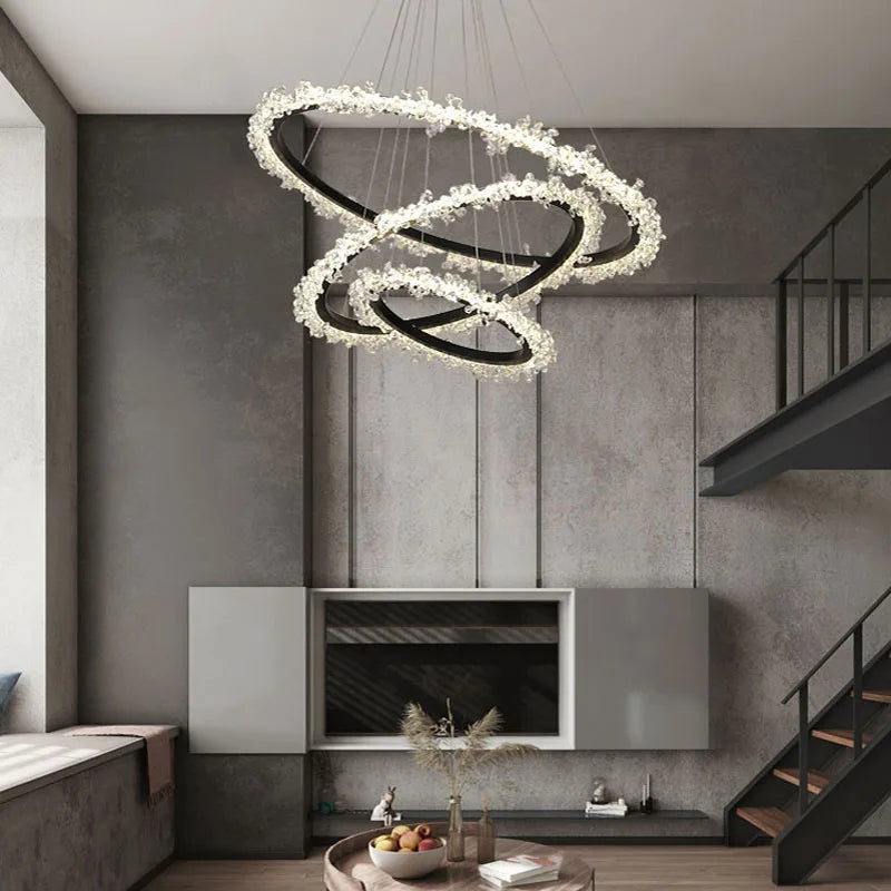 luxe kristallen kroonluchter met gouden ring, licht en elegant