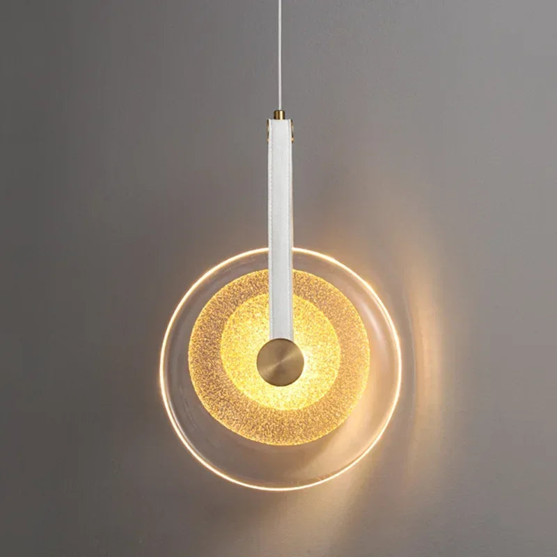 moderne noordse kroonluchter van leer en glas voor binnenhuisdecoratie
