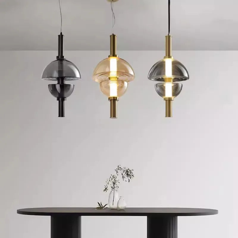 moderne glazen kroonluchter in minimalistisch design voor restaurant en café