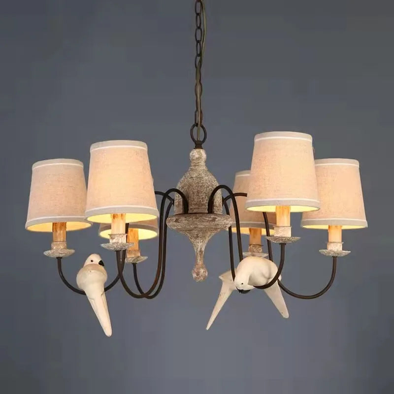 Amerikaanse vintage lampenkroonluchter in hout met stoffen vogels