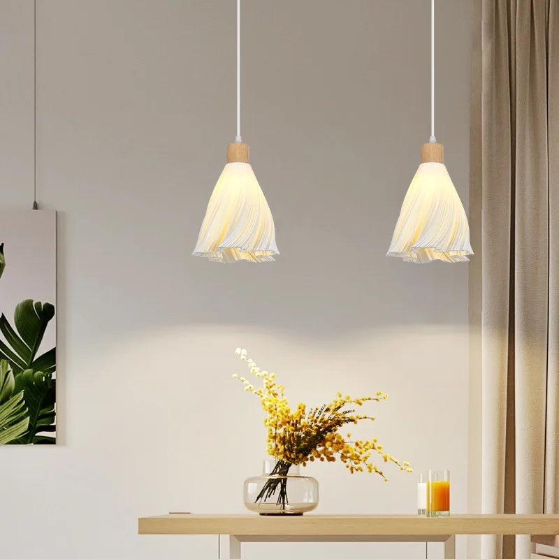 Scandinavische kroonluchter van licht hout met design