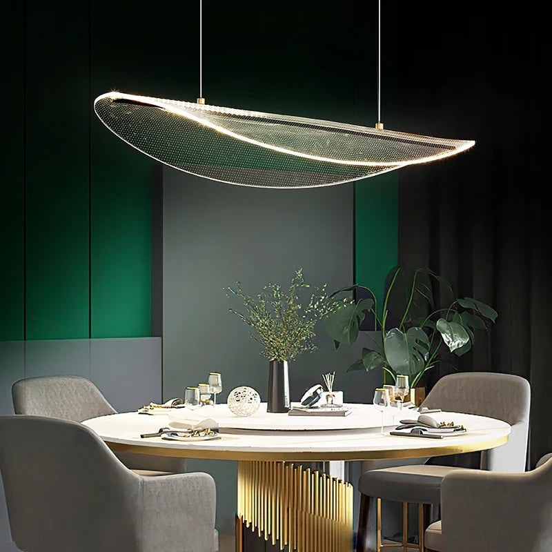 Moderne kroonluchter met afstandsbediening en verlichting