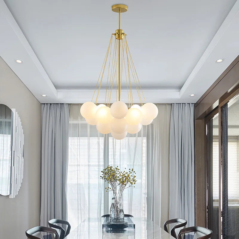 moderne metalen kroonluchter met glazen bol en decoratieve bubbels