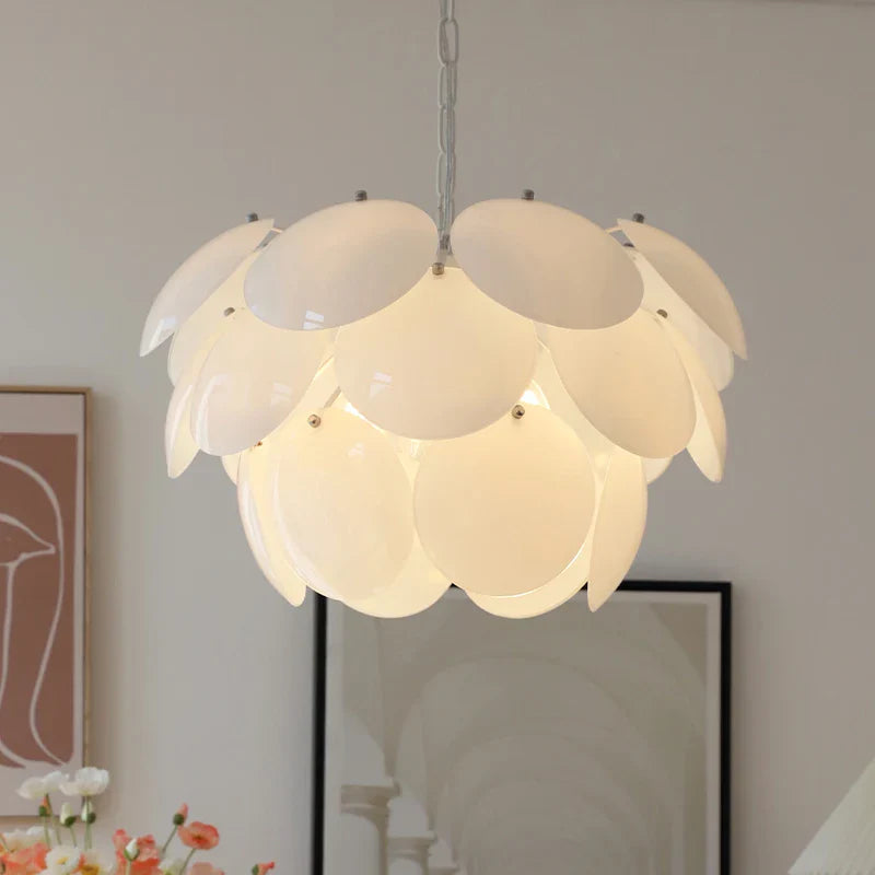 decoratieve dennenappel kroonluchter in modern Scandinavisch design