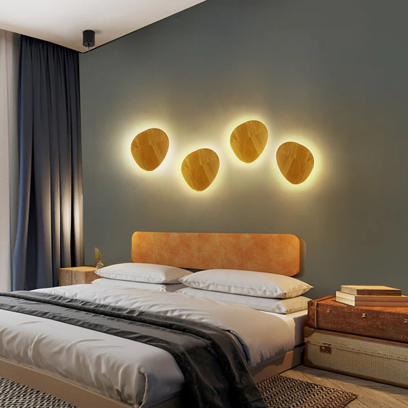 Wandlamp van hout in noordse stijl