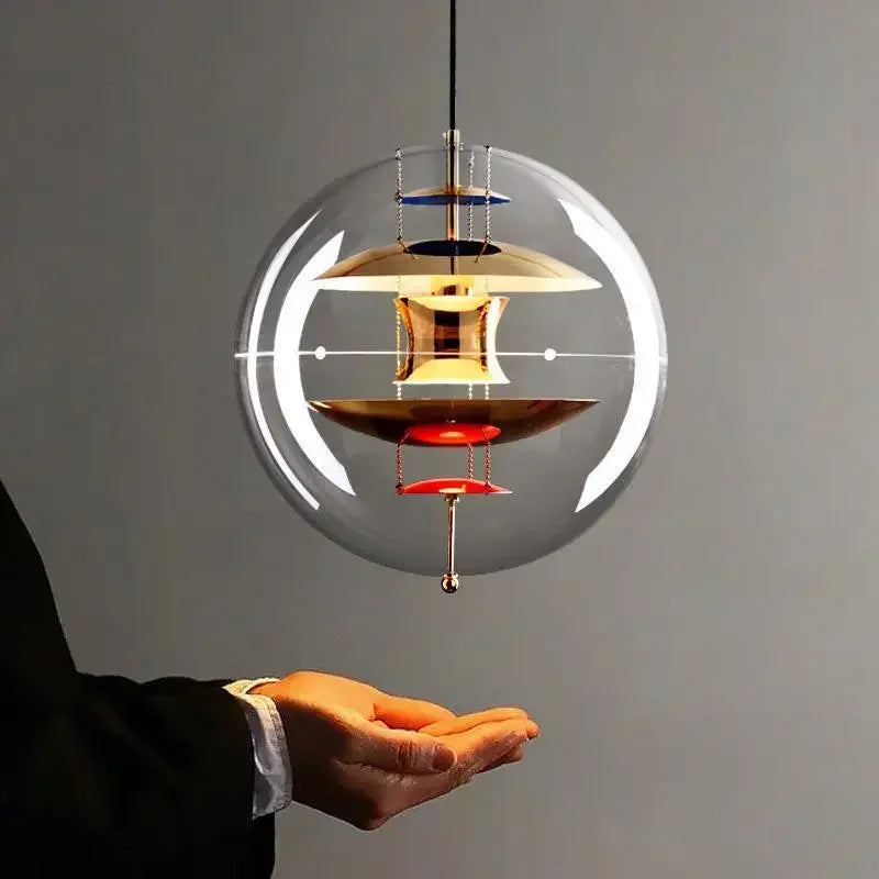 Moderne transparante kroonluchter voor een elegante woonkamer.