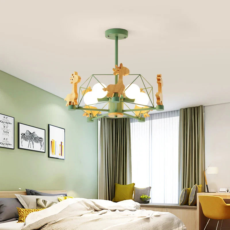 Scandinavische houten kroonluchter met dierenlamp voor kinderkamer
