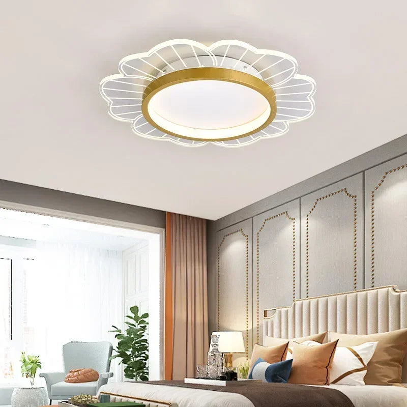 Elegante moderne kroonluchter die ruimte verlicht