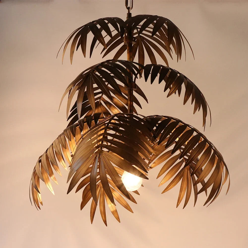 industrieel vintage kroonluchter van kokosbladeren in tropische bohemienstijl