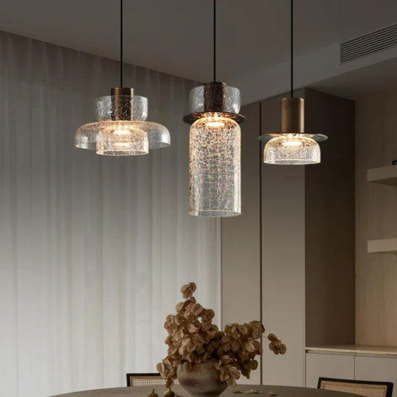 Kroonluchter van gebarsten glas, pure elegantie.