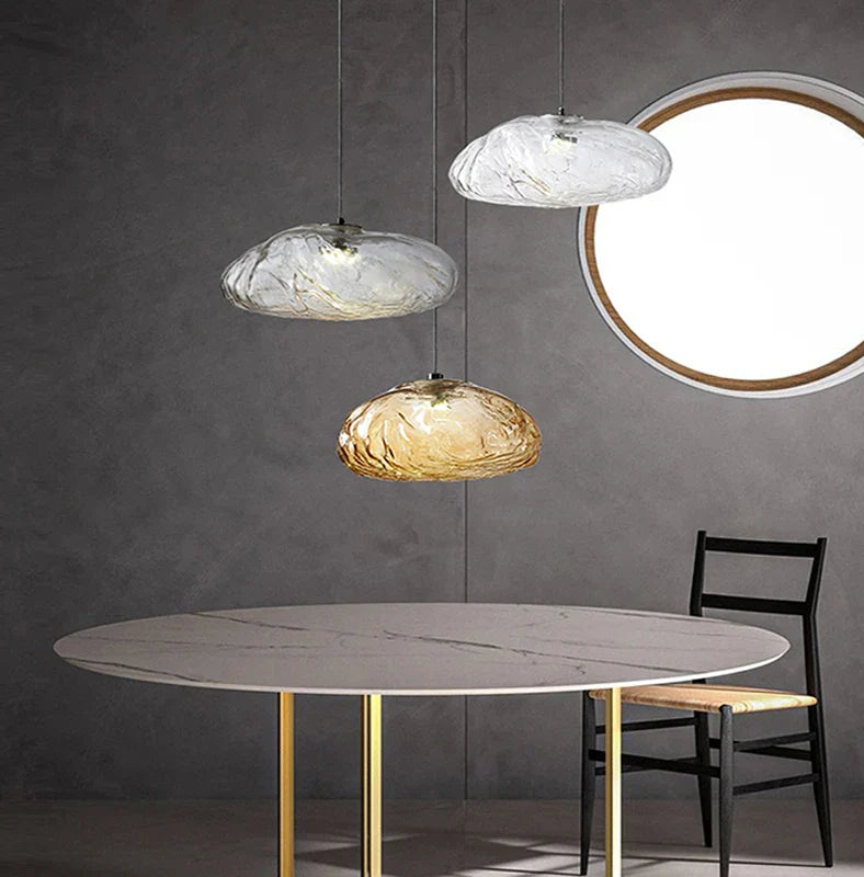 kroonluchter van glas met wolkdesign voor een creatief interieur
