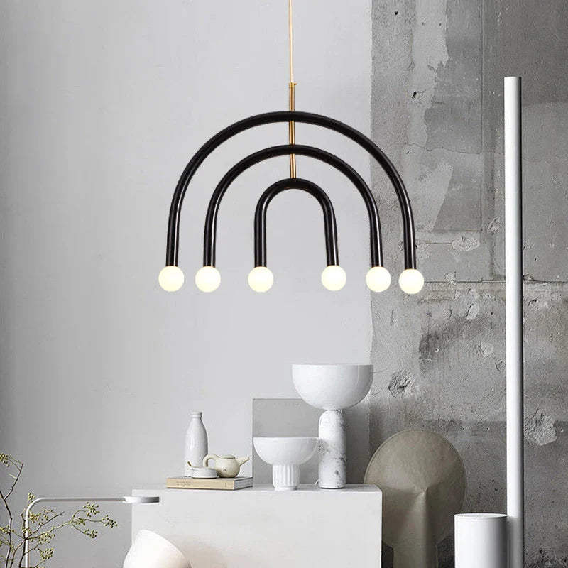 Metalen kroonluchter met regenboogdesign