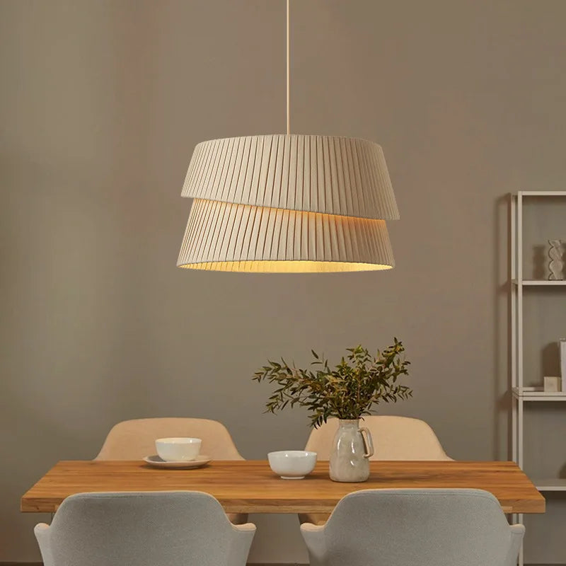 Minimalistische handgemaakte stoffen kroonluchter in wabi-sabi stijl