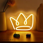 Lampe de chevet LED USB Néon Couronne Ajoutez une touche de modernité et de royauté à votre chambre avec la Lampe de chevet LED USB Néon Couronne. Conçue pour allier esthétique et fonctionnalité, cette lampe innovante est idéale pour créer une ambiance chic et lumineuse dans votre espace de vie.  Une Lampe de Nuit au Design Royal La Lampe de chevet LED USB Néon Couronne se distingue par son design élégant en forme de couronne. Elle apporte une touche royale et sophistiquée à n'importe quelle pièce, tout en 