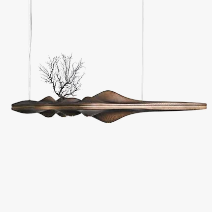Nordische houten kroonluchter design verlicht.