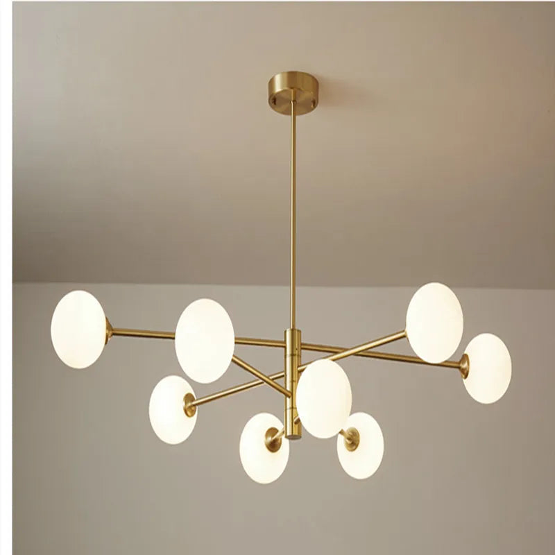 Gouden hanglamp, heldere elegantie