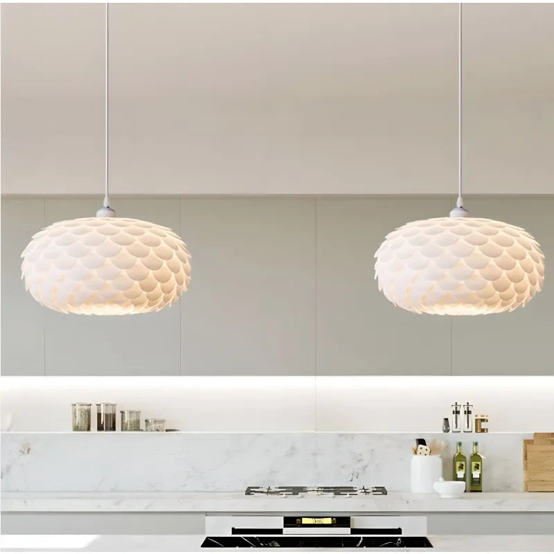 Moderne Scandinavische hangende kroonluchter.