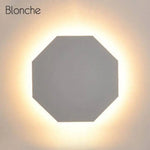 Voici La Transformation Du Titre: Applique Murale Design À Géométrie Lumineuse Métal. Blanc / A
